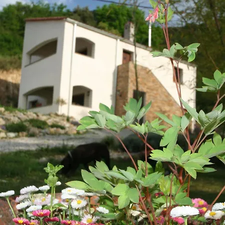 La Terrasse Fuer Fuenf Personen By Interhome * Le Tech